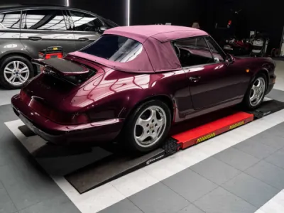 Porsche 911 Carrera 4 après un polissage complet, créant une finition éclatante et une couche de protection avec le traitement céramique, facilitant le nettoyage quotidien.