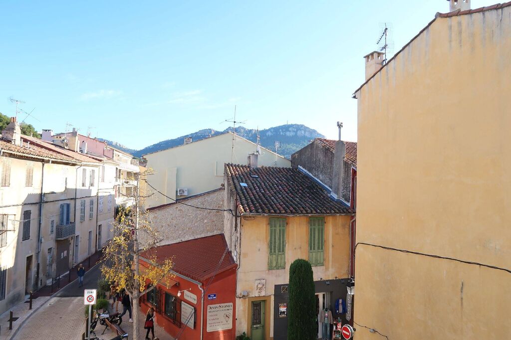 Vente appartement 1 Cassis dans le village avec mezzanine, cheminée et vue dégagée