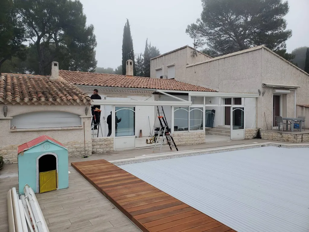 Pose de véranda sur mesure en aluminium Technal de couleur blanche à Martigues