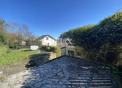 Jardin sur plusieurs niveaux avec espace terrasse 