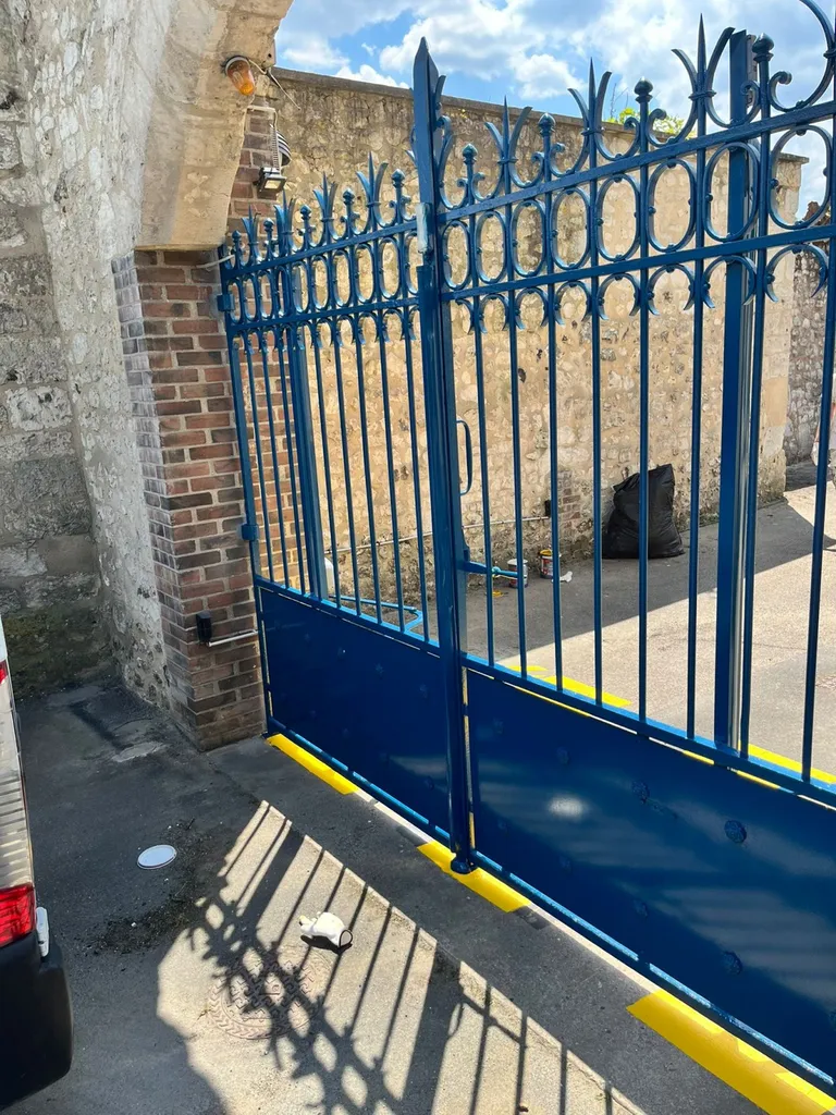 Peinture portail et marquage de sécurité  routière, délimitations places de parking près d'Elbeuf 