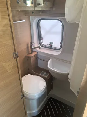 DOUCHE ET TOILETTE DANS VAN
