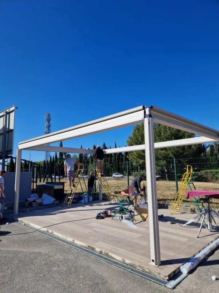 Notre pergola bioclimatique Camargue RENSON au sein du showroom ROSSI