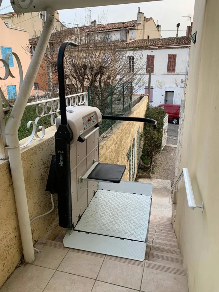 Création d'une accessibilité via une plateforme monte-escalier VIMEC V64 dans un escalier droit à Marseille