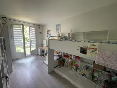 A vendre Croissy bel appartement rénové 3 chambres avec balcon et box à deux pas de la British school