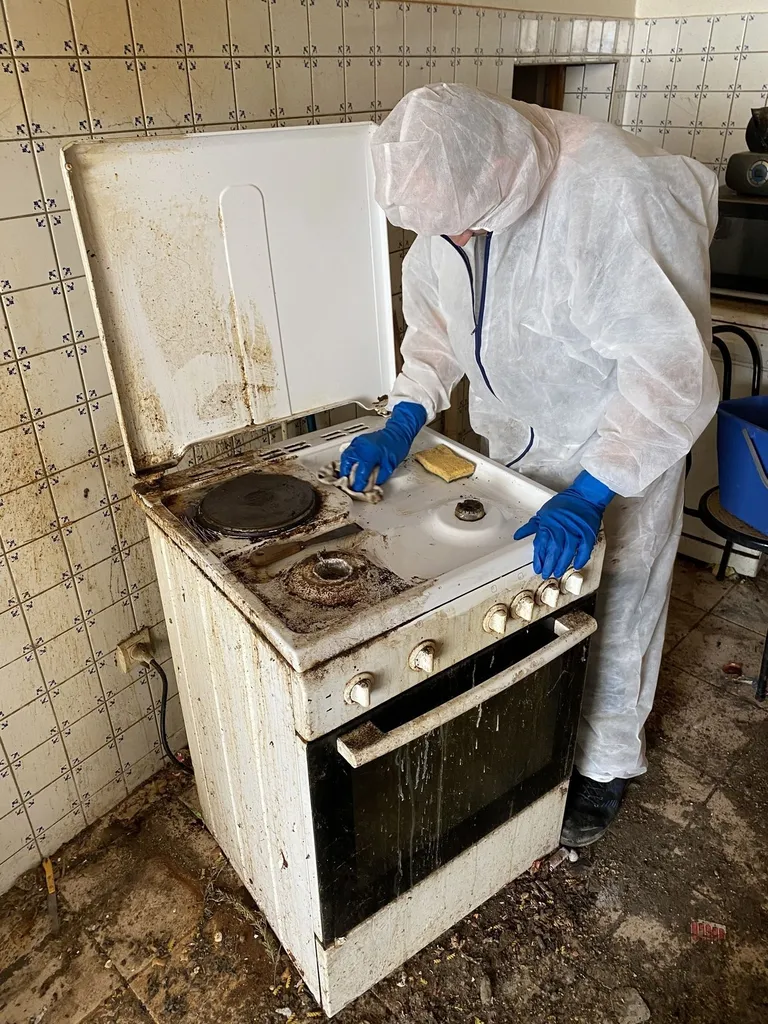 Nettoyage d'une cuisine d'une personne atteinte d'un syndrome de Diogène à Valence dans la Drôme pour nettoyer sa gazinière et son frigo