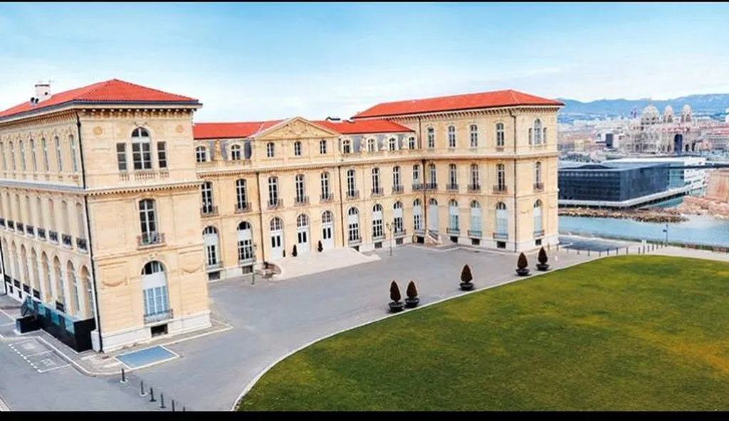 Location de minivans 9 places avec chauffeurs, circuits touristiques, visites guidées.