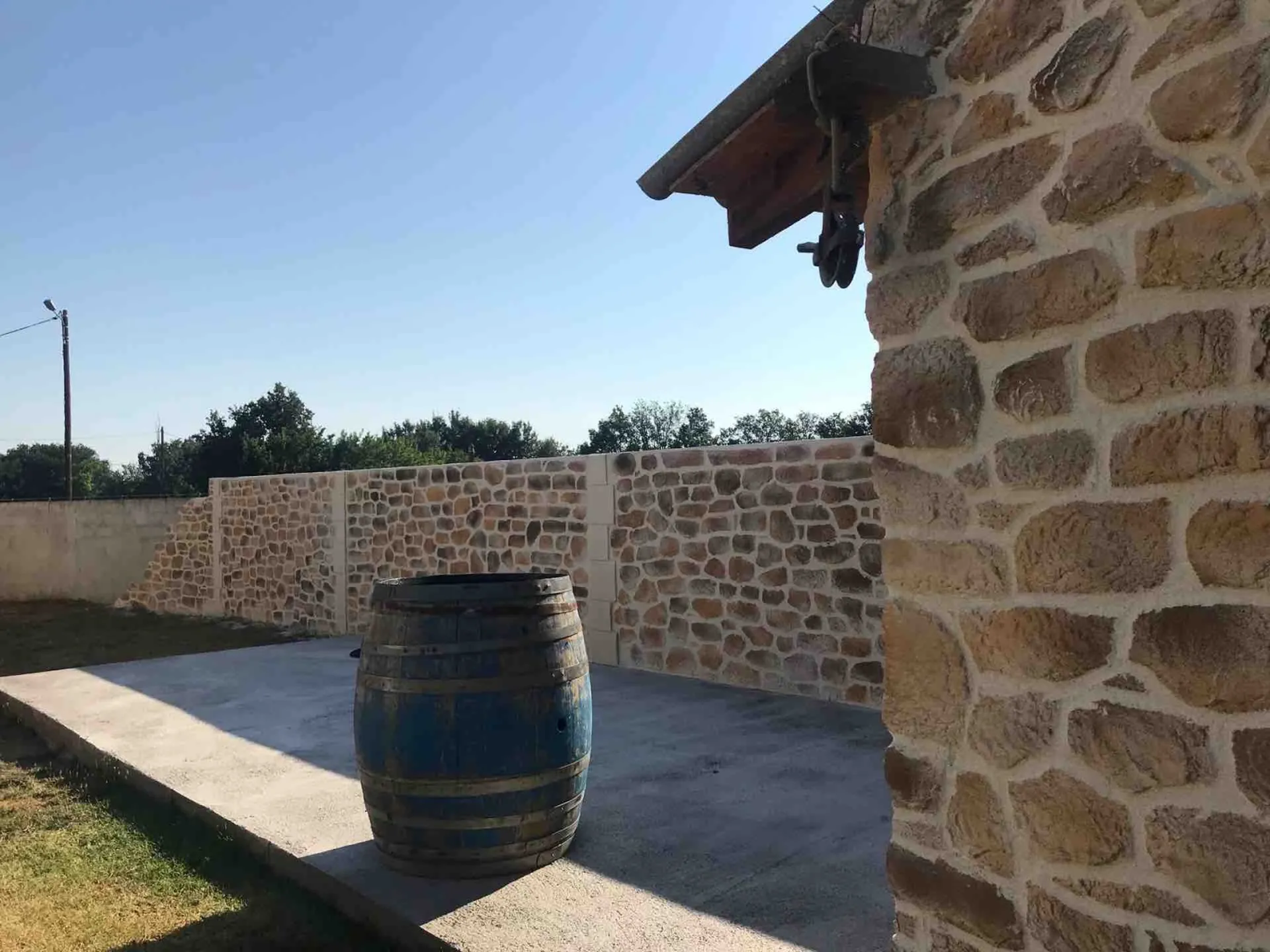 Réalisation d’une décoration pierre  sur murs de clôture à montesquieu dans les Pyrénées orientales proche de Perpignan 