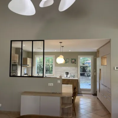 Cuisine contemporaine alliant fonctionnalité et esthétisme 