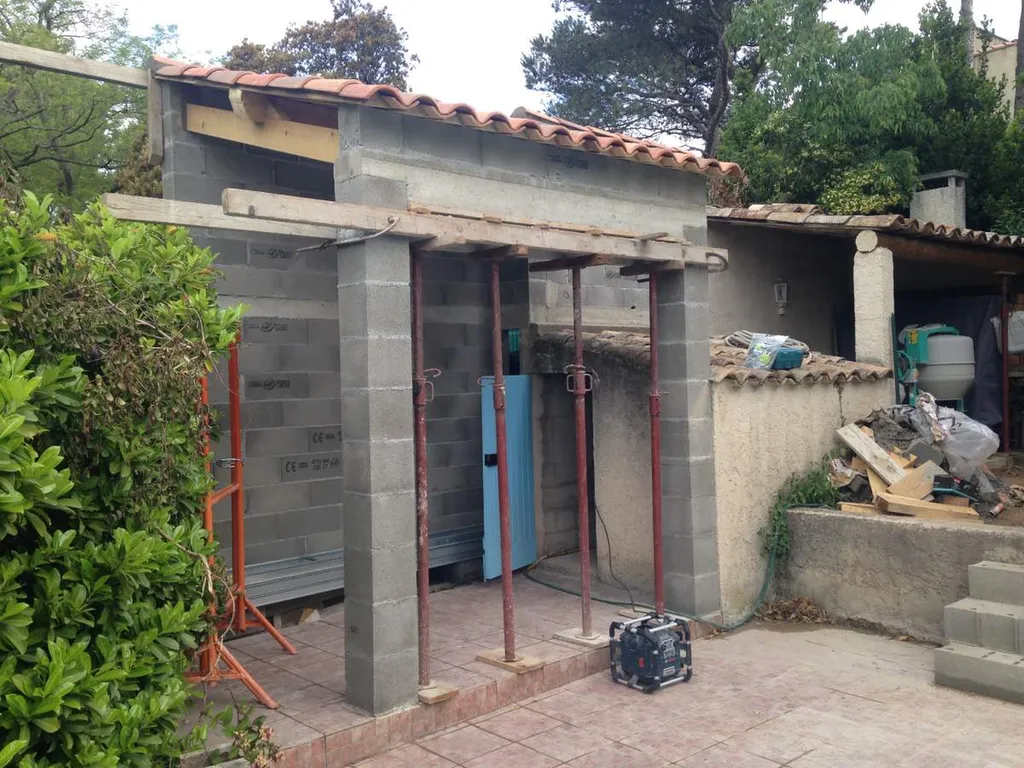 Construction d'un abri de jardin dans une villa à Salon de Pce