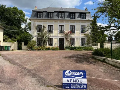 A vendre - Maison de caractère offrant de beaux volumes + dépendances