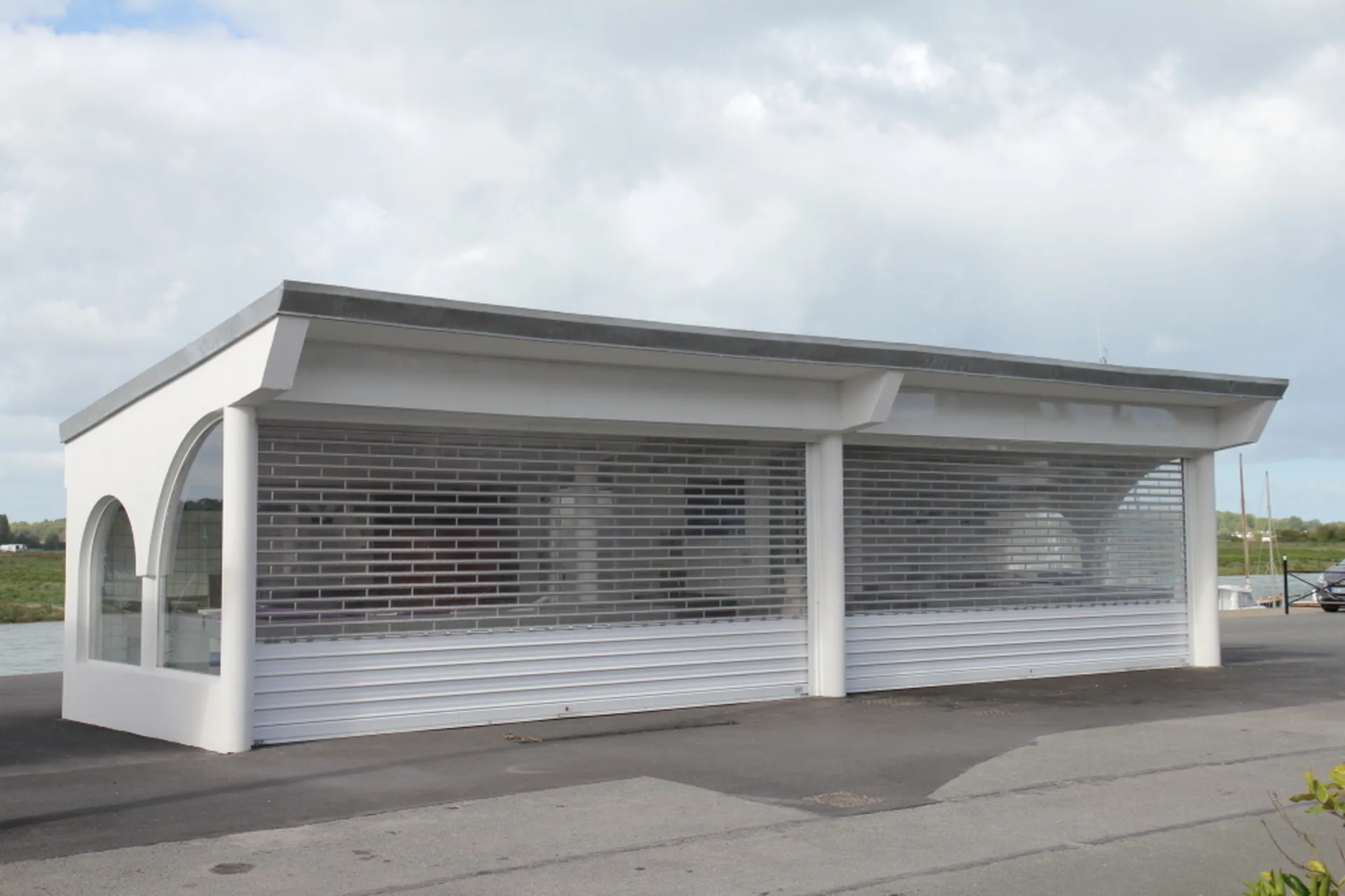 rideau métallique sécurisé transparent pour vitrine de commerce PACA