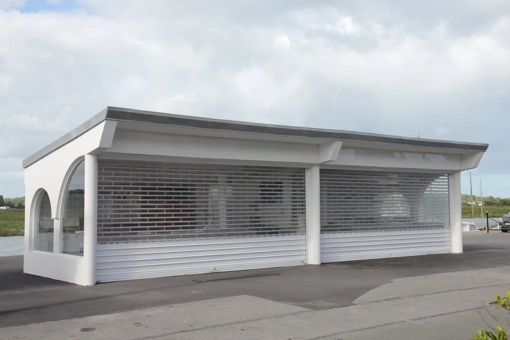 rideau métallique sécurisé transparent pour vitrine de commerce PACA