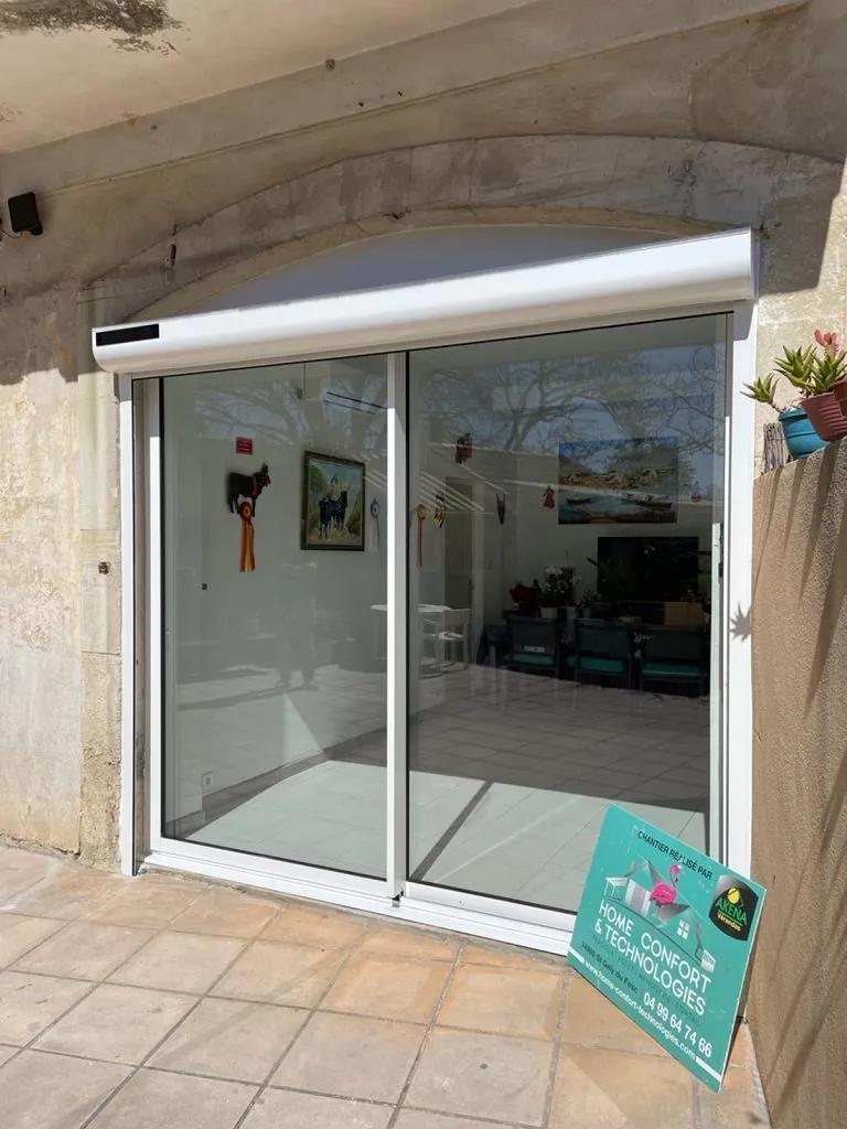 Installation d’une baie vitrée en aluminium sur la commune de Vauvert entre Nîmes et Montpellier
