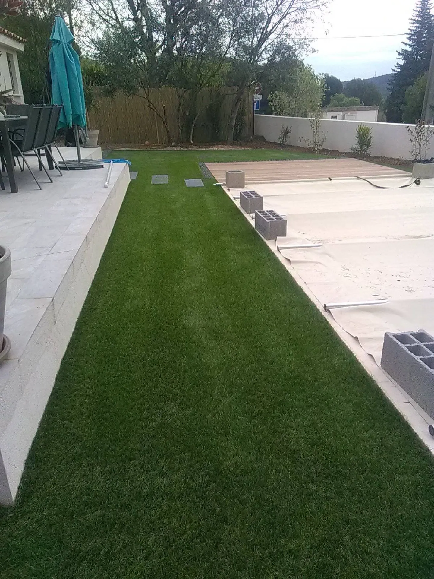 Les avantages de poser d'une pelouse synthétique autour d’une piscine à Bouc Bel Air