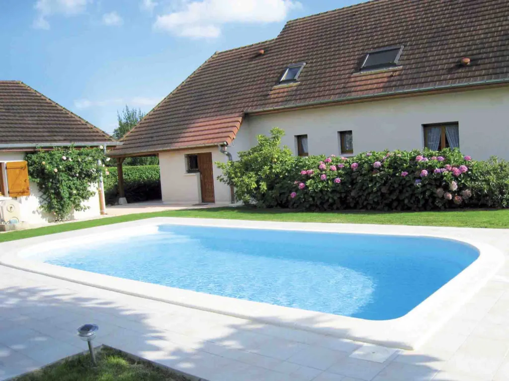 Piscine coque rectangulaire à fond incliné avec design adouci – Modèle Belcanto installé à Sanguinet et Gujan-Mestras