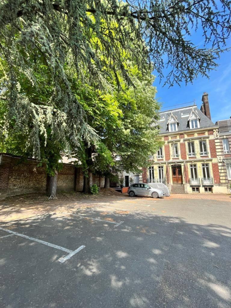 Situé au 52 rue Bouquet à Rouen