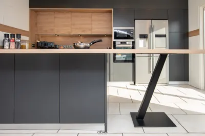 Conception et installation d’une cuisine ARMONY Lavagna avec façades laquées et plans stratifiés à Plaisance-du-Touch