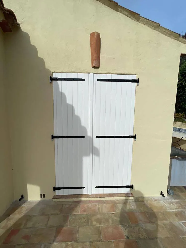 Remplacement de volet battants en bois sur à Gassin dans le Golfe de Saint-Tropez