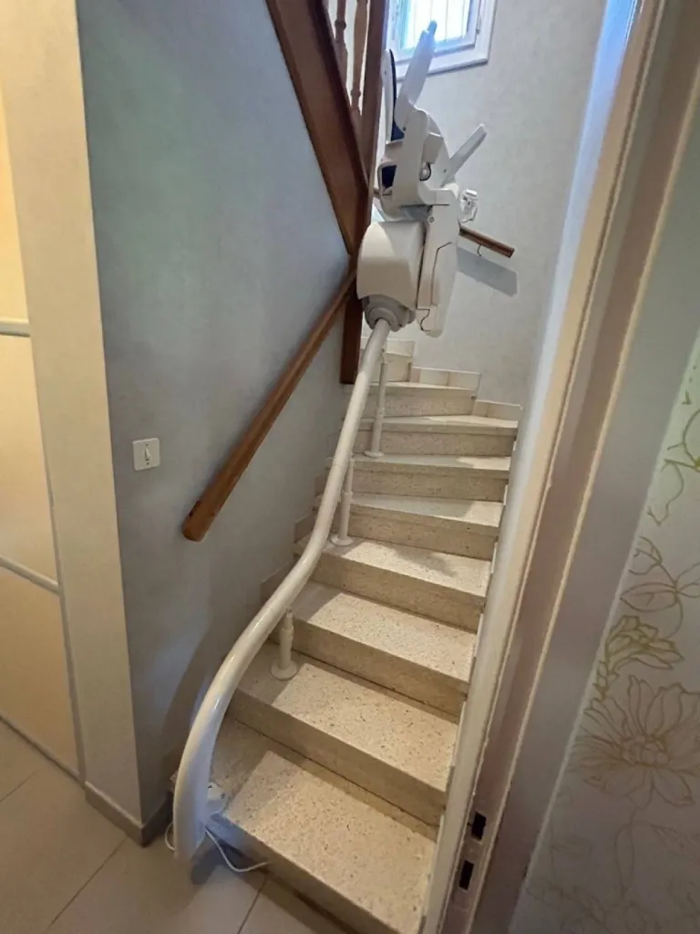 Départ court 1er nez de marche pour ce fauteuil monte escalier OTOLIFT Smart dans un escalier 2/4 tournant en intérieur près de Marseille