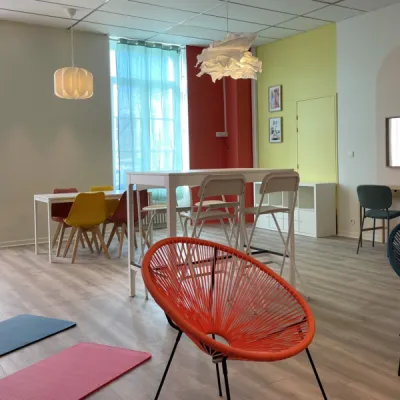 Aménagement d’une salle collective à Bordeaux, offrant confort et image positive au centre, par l’Atelier D. architecte d’intérieur à Bordeaux.