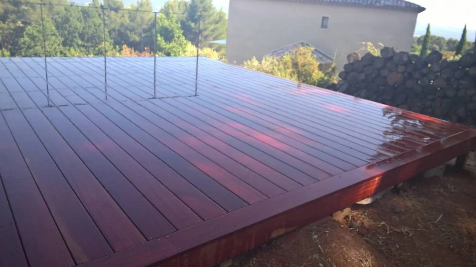 Conception d'une terrasse suspendue en Padouk sur pilotis à Puyloubier