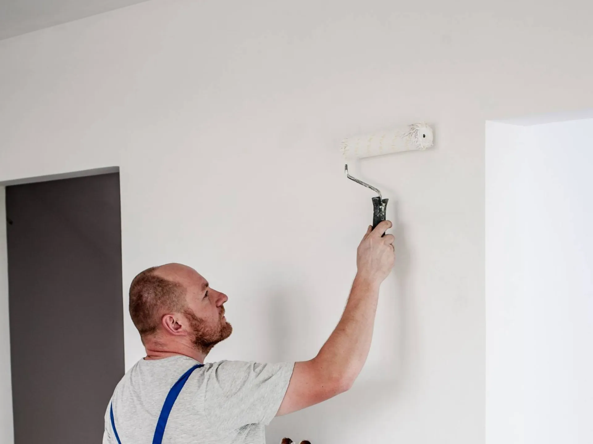 Entreprise de peinture réalisant des travaux dans un appartement à Carqueiranne dans le Var