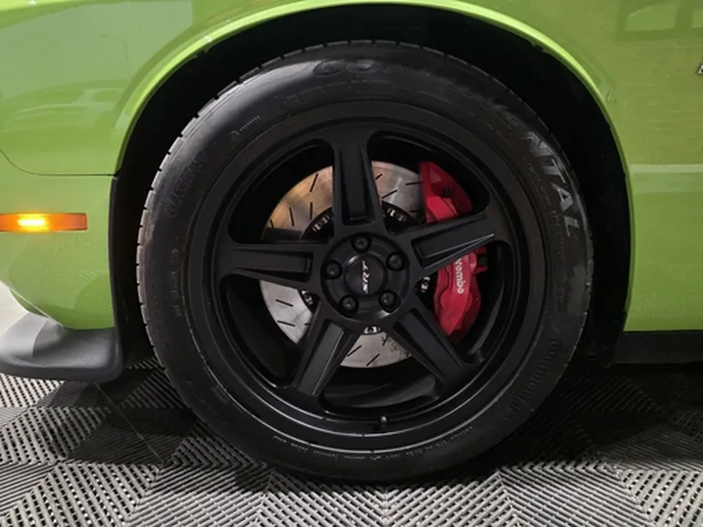 Jantes noires et freins Brembo Dodge Challenger SRT 392 verte – performance V8 HEMI