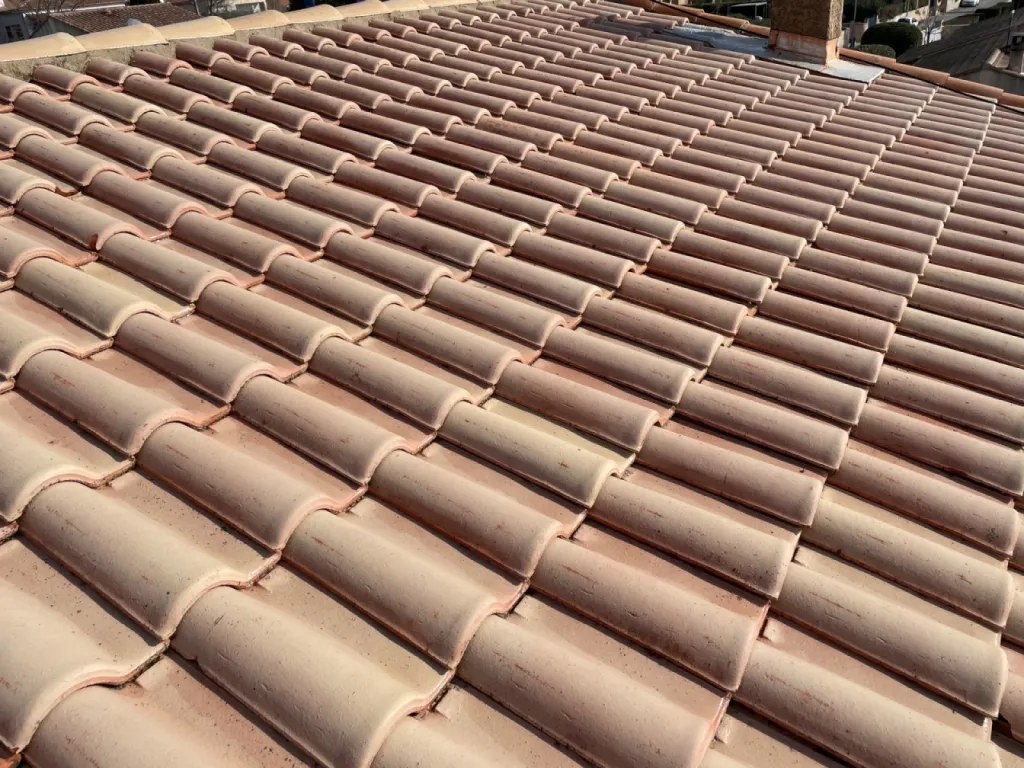 Nettoyage et traitement des tuiles mécaniques d’une toiture de maison sur Martigues