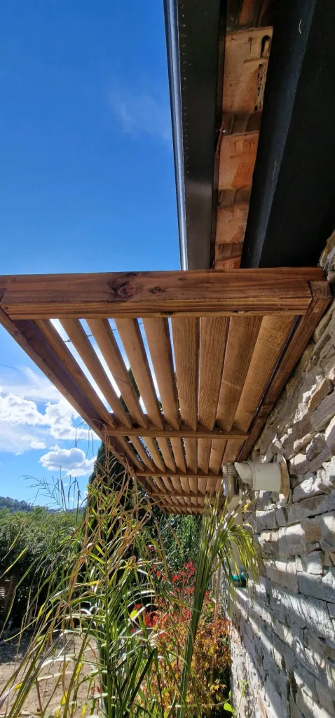 Fabrication et pose d'une ombrière bois sur mesure à Tourves Var 83