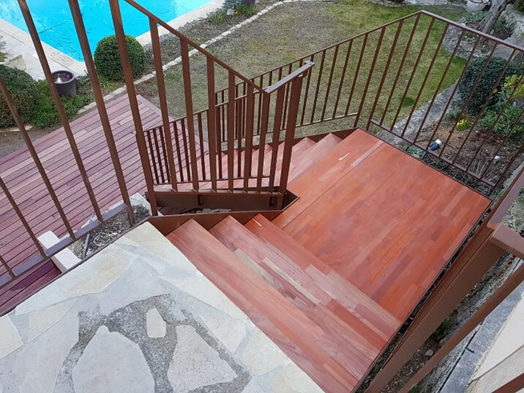 Réalisation d'une terrasse en padouk et habillage de marche