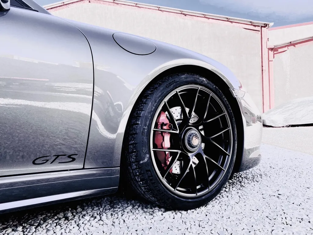 Réparation carrosserie Porsche 991 GTS  remise en état des jantes noir satiné et pares chocs avec Platinum Carrosserie Carnoux