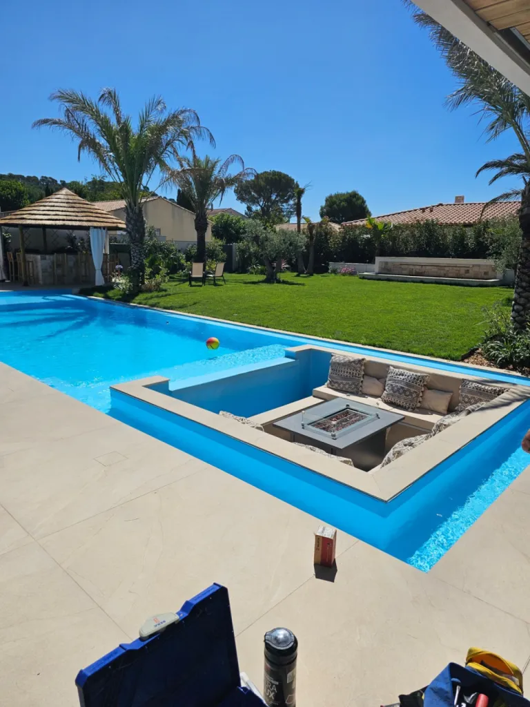 Fabrication et pose de barrières et gardes corps en verre trempé sécurisé protection anti éclaboussement pour piscine haut de gamme à La Barben