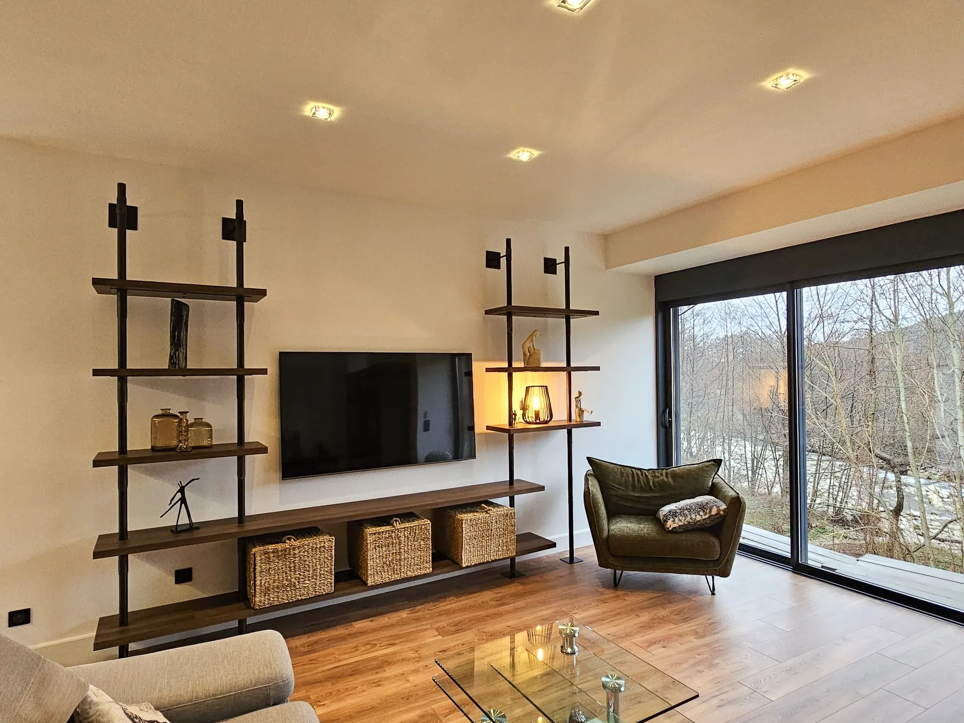 Meuble TV sur mesure Bois & Fer avec niche lumineuse, 8 étagères 38 mm, réalisé à Jaujac près d’Aubenas