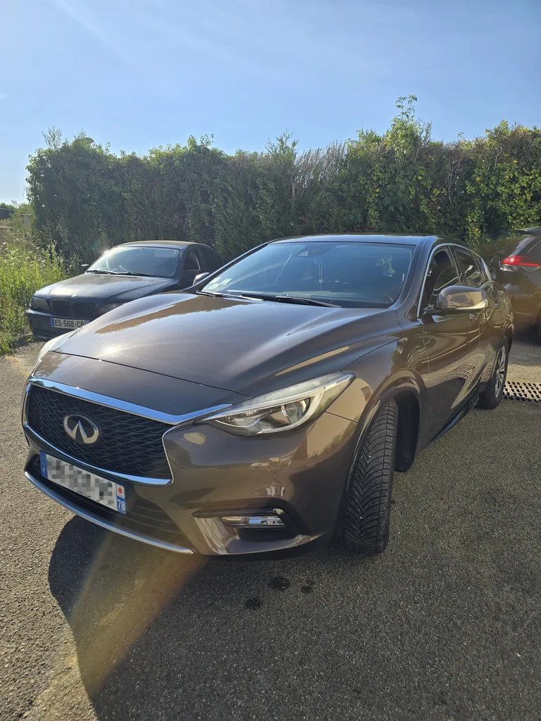 Infiniti Q30 : nettoyage intérieur approfondi et entretien extérieur