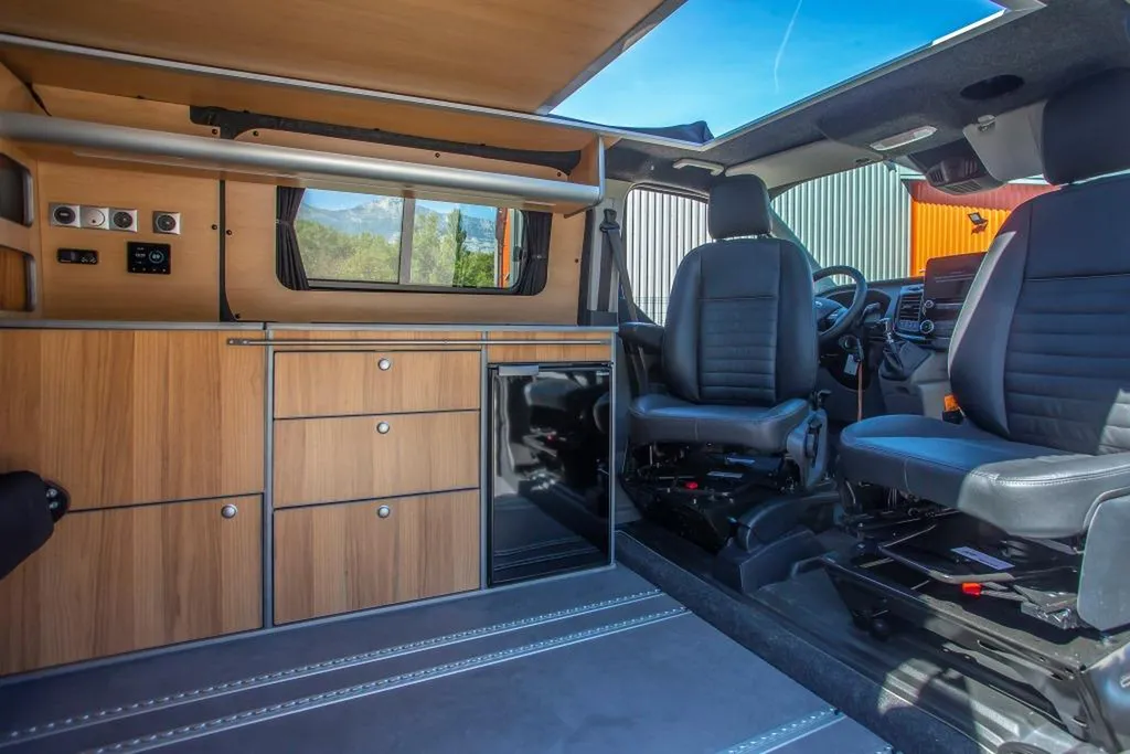 Aménagement intérieur Ford Transit Custom Long à Marseille : transformation de van familial sur-mesure dans les Bouches-du-Rhône