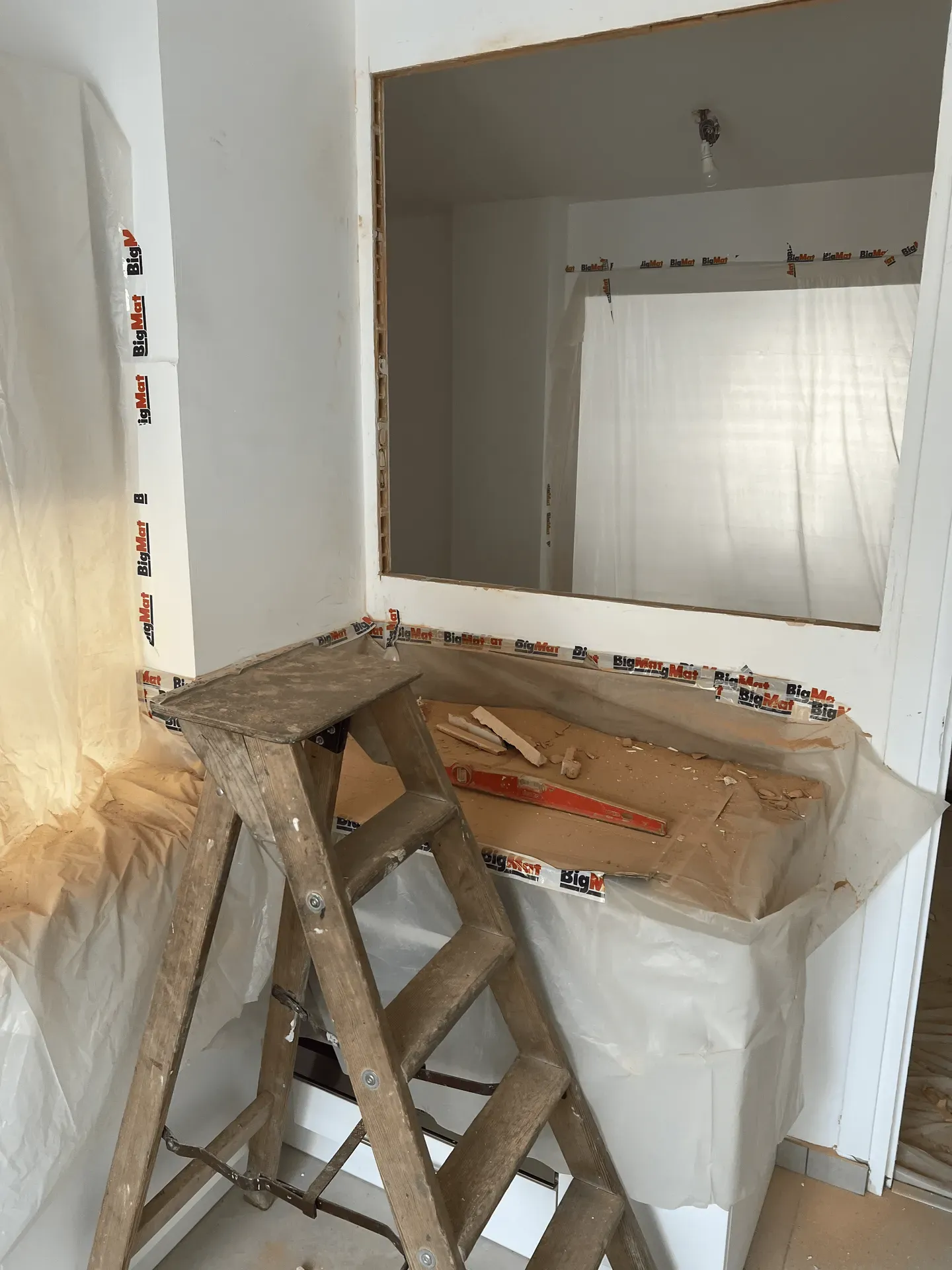 Ouverture en cours dans une cloison en brique pour création de verrière atelier dans un appartement à Lyon