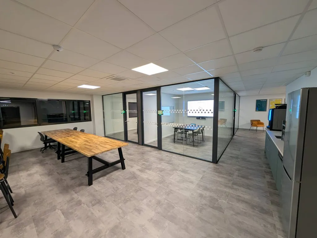 Cloisons de bureaux : structurer vos espaces de travail avec efficacité à Clermont-Ferrand