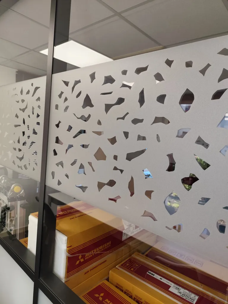 Vitrophanie décorative dégradée pour cloisons vitrées afin d’améliorer confidentialité et design intérieur dans des bureaux professionnels