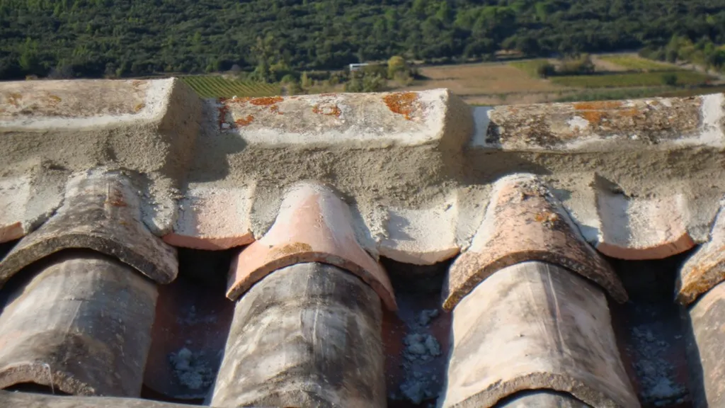 Rénovation complète de toiture en tuiles canal avec réfection du faîtage traditionnel dans le Gard et l'Hérault