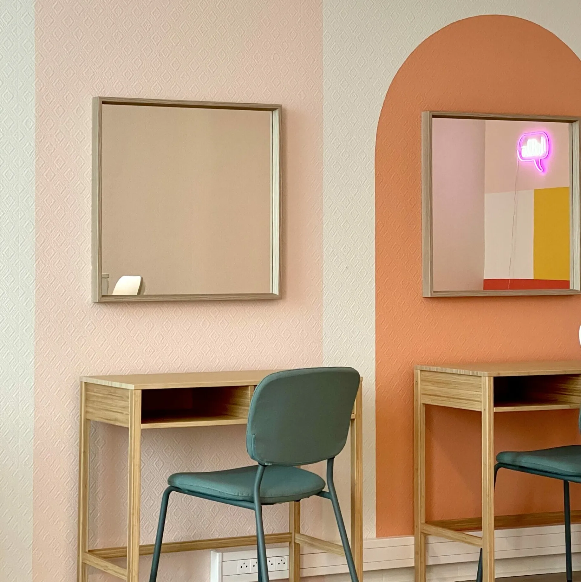 Ambiance douce et inspirante, créée pour une salle de convivialité bordelaise, par l’Atelier D. architecte d’intérieur à Bordeaux.