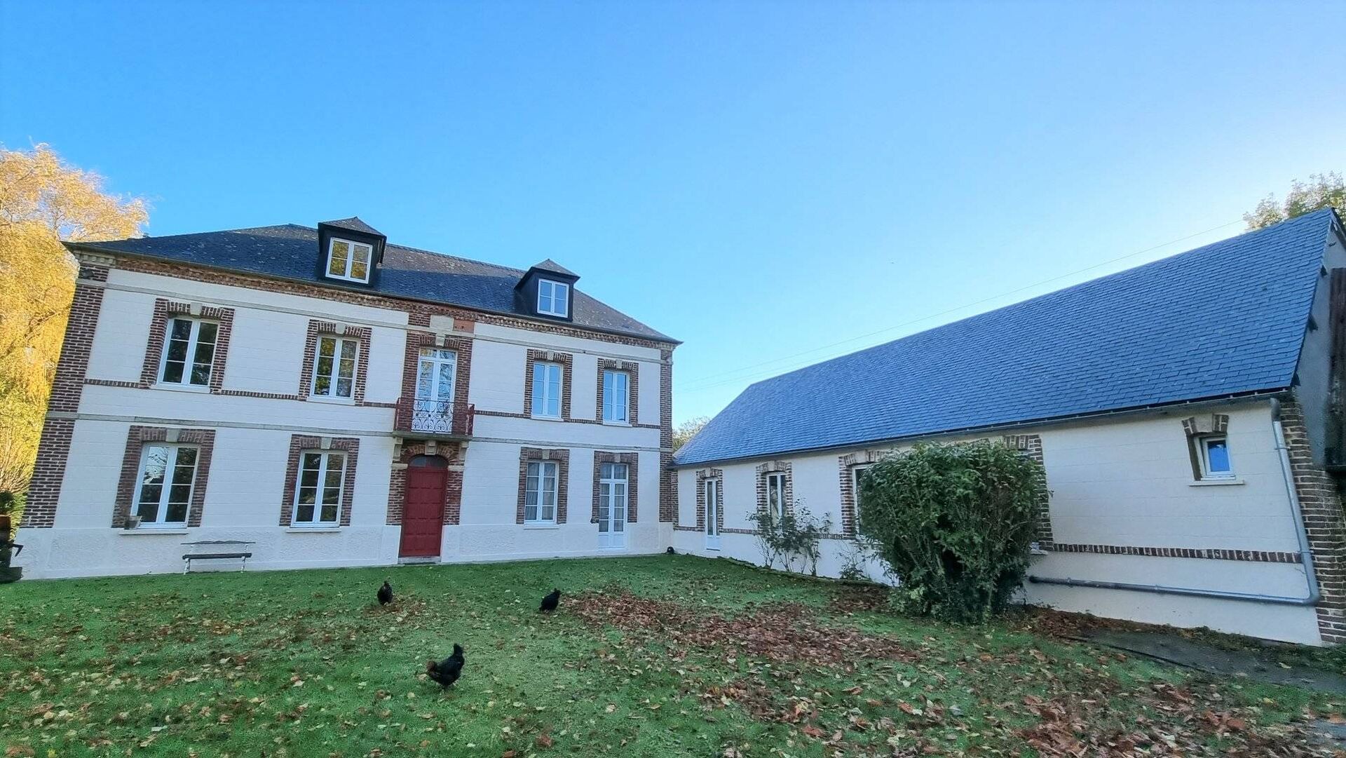 A vendre très belle propriété de 225 m² habitables, 5 chambres, piscine couverte, à 5 km de tous commerces 76260 et 10 km de la mer.