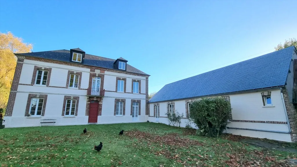 A vendre très belle propriété de 225 m² habitables, 5 chambres, piscine couverte, à 5 km de tous commerces 76260 et 10 km de la mer.