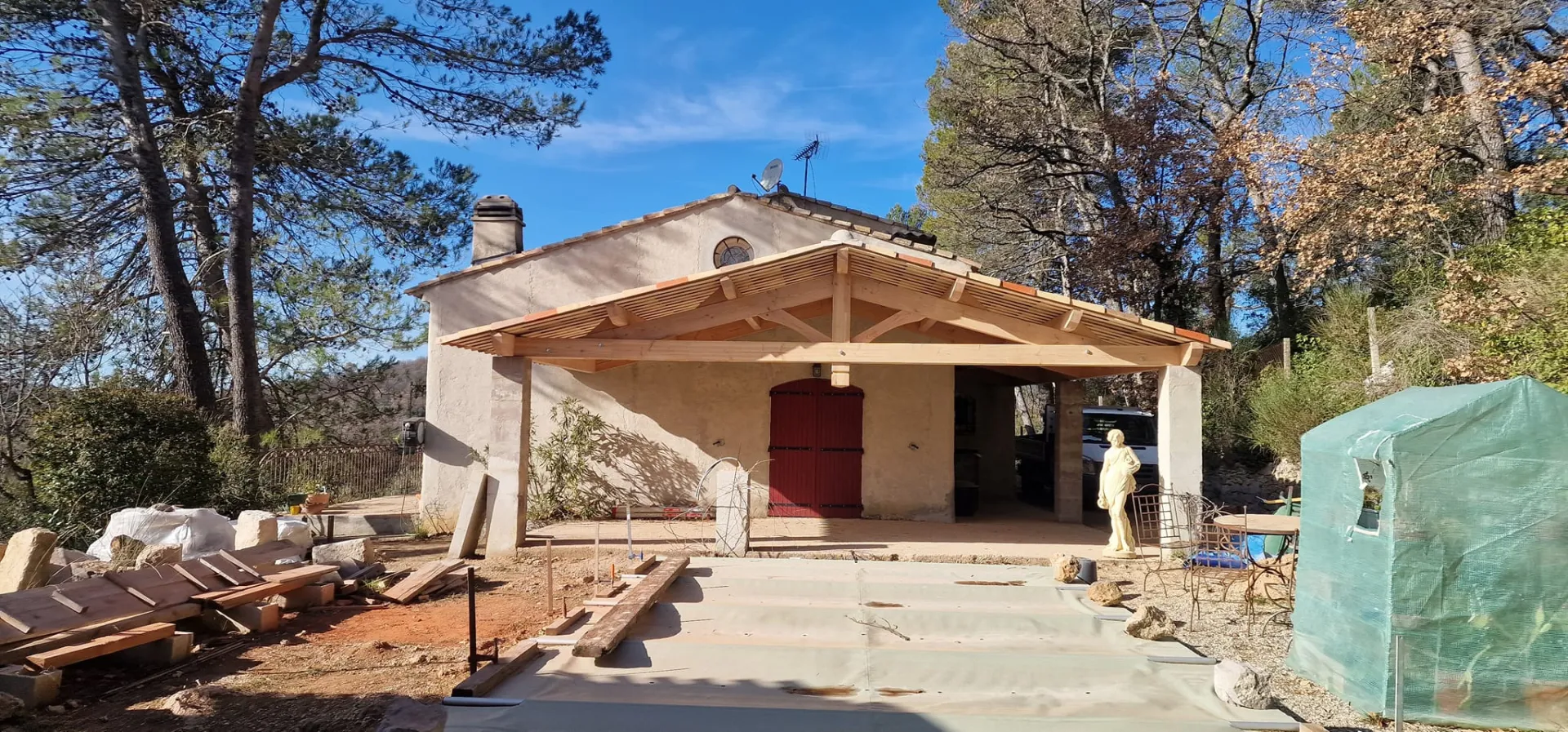 Fabrication et installation d’un auvent bois avec coursive, couverture tuiles canal, à Rougiers dans le Var