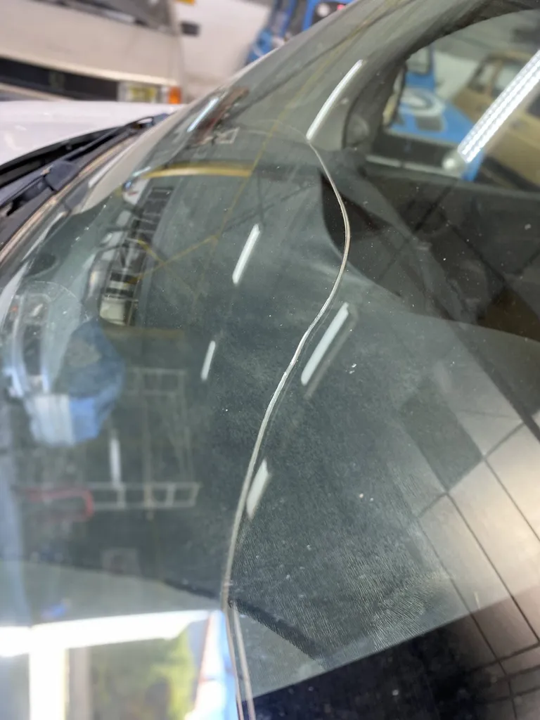 Une fissure sur votre pare-brise peut soumettre votre véhicule à contre-visite selon sa longueur