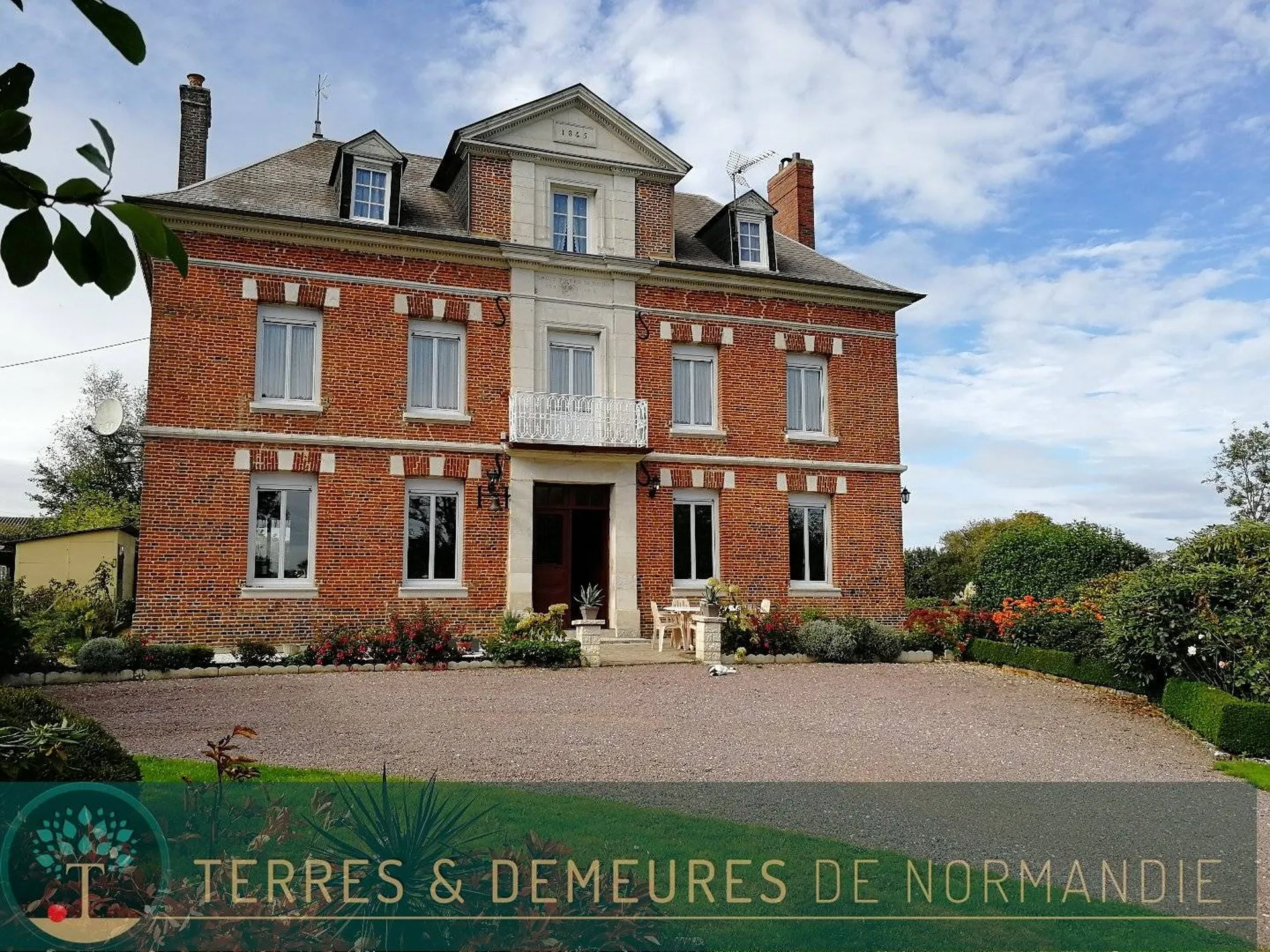 A vendre, En campagne, au Nord de Pont-Audemer, à 6 km de toutes les commodités et accès autoroutiers, cette belle demeure familiale du XIXème siècl