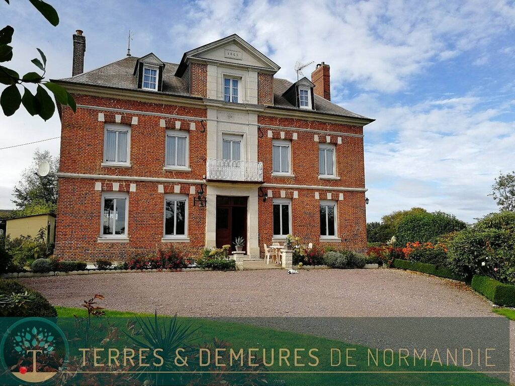 A vendre, En campagne, au Nord de Pont-Audemer, à 6 km de toutes les commodités et accès autoroutiers, cette belle demeure familiale du XIXème siècl