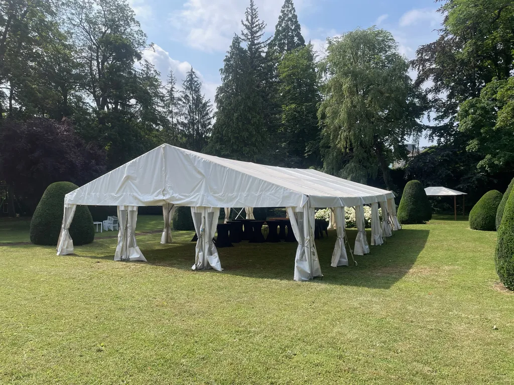 Location d'un chapiteau de 10/15m pour un apéritif dinatoire dans un jardin au Puy en Velay