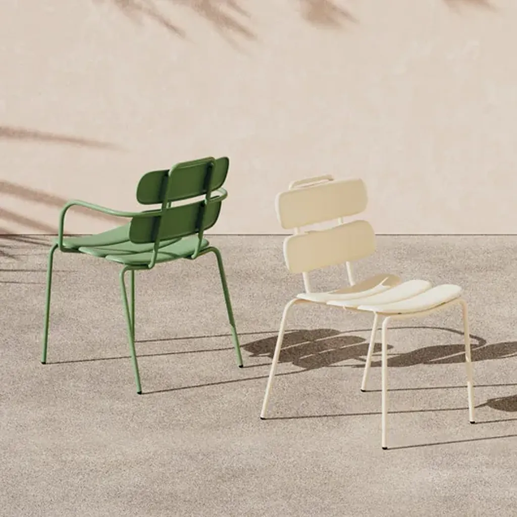 La chaise Doli extérieur restauration et terrasse est idéale à Marseille et en Région PACA, offrant confort, empilabilité et robustesse pour cafés, restaurants, hôtels et lieux publics en extérieur.