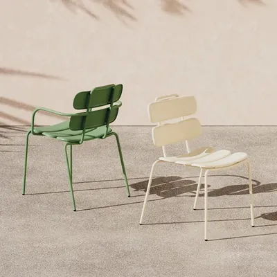 La chaise Doli extérieur restauration et terrasse est idéale à Marseille et en Région PACA, offrant confort, empilabilité et robustesse pour cafés, restaurants, hôtels et lieux publics en extérieur.